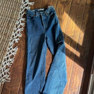 LEVIS like new size 25 Ribcage jeans! 👖